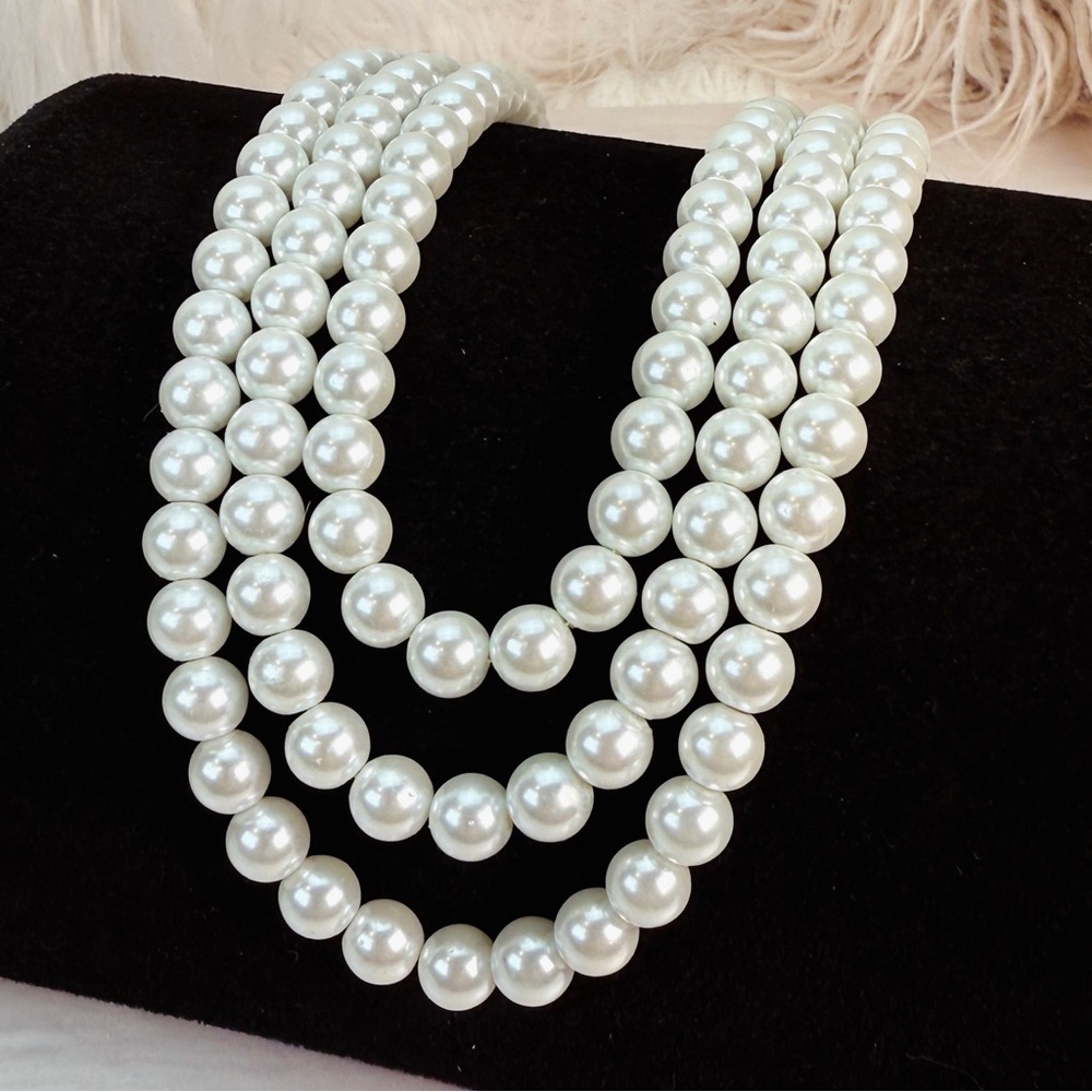 Vintage Elegant 3 strand Faux Pearl White Weighted Necklace - Picture 9 of 13